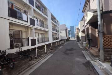 敷地北西側の前面道路（北東側から）