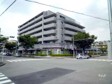 エスリード高野台の遠景（大きな交差点の角にあります）
