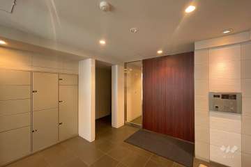 エントランスはオートロック付きです。