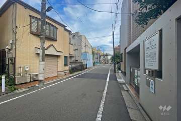 敷地西側の前面道路（北側から）