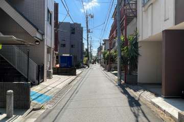 敷地北西側の前面道路（北東側から）