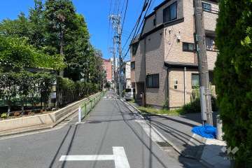 敷地北西側の前面道路（南西側から）