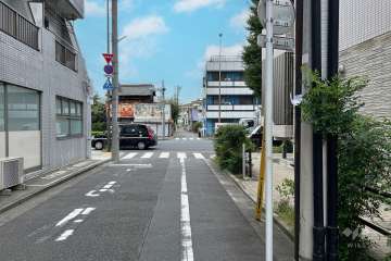 敷地の北西側前面道路（南西側から）