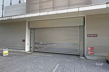 駐車場の出入り口（ゲート付き）