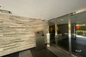 エントランスはオートロック付きです。