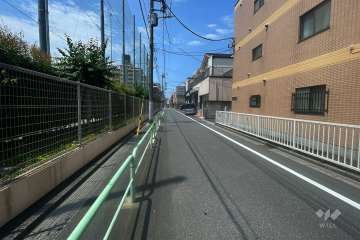 敷地西側の前面道路（南側から）