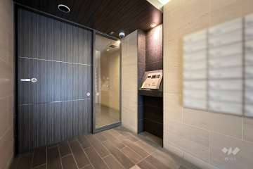 エントランスはオートロック付きです。