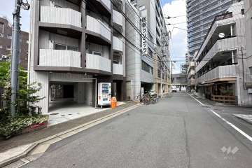 敷地南東側の前面道路（南西側から）