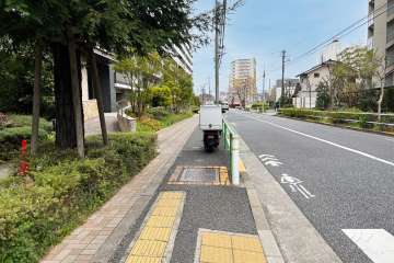 敷地の南東側前面道路（南西側から）