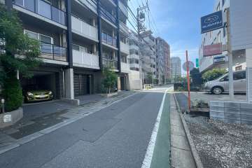 敷地西側の前面道路