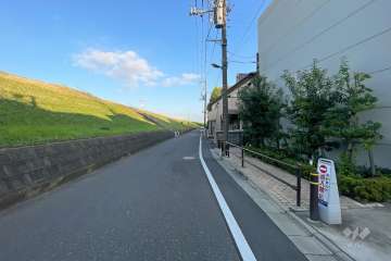 敷地の北側前面道路（西側から）