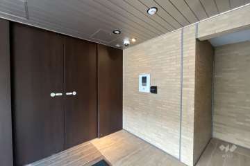 エントランスはオートロック付きです。