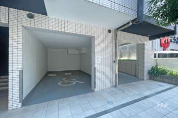 敷地内駐車場（屋内平面式）と駐輪場