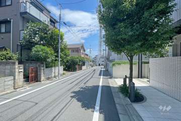 敷地北側の前面道路（西側から）