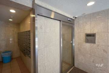 エントランスはオートロック付きです。