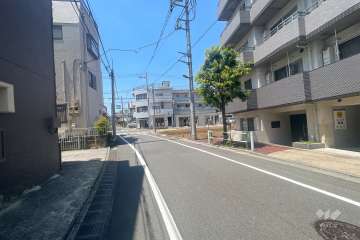 敷地南側の前面道路（東側から）