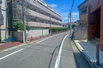 敷地南側の前面道路（西側から）