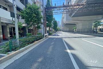 敷地西側の前面道路（北側から）