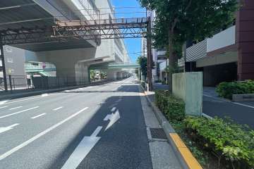 敷地西側の前面道路（南側から）