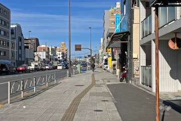 敷地西側の前面道路（南側から）