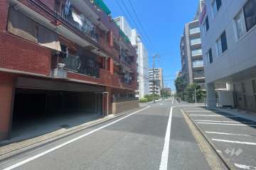 敷地の東側前面道路（南側から）