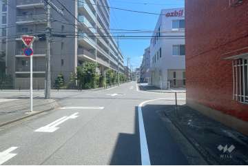 敷地の東側前面道路（北側から）