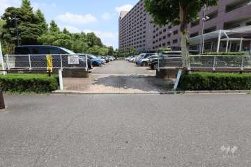 西側駐車場の出入り口