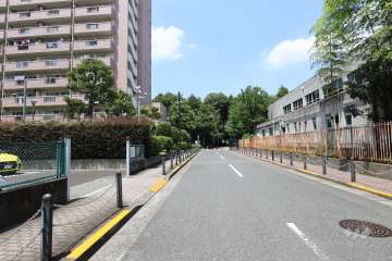 敷地の東側前面道路（南側から）
