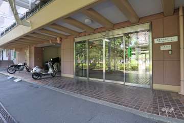 東側エントランス