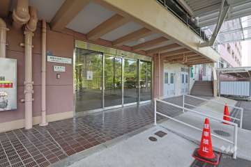 西側エントランス