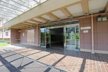 西側エントランス