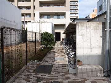 敷地南側から入る通路（駐輪場）