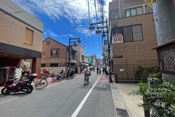 敷地北東側の前面道路（北西側から）