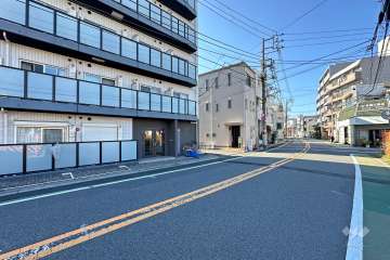 敷地の北東側前面道路（南東側から）