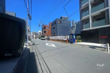 敷地南側の前面道路（東側から）