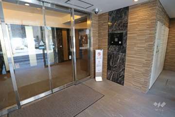 エントランスはオートロック付きです。