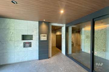 エントランスはオートロック付きです。