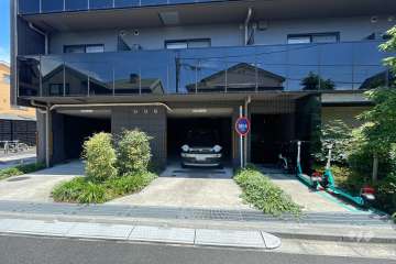 敷地内駐車場（屋外平面式）とLoopステーション