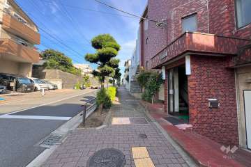 敷地の北側前面道路（西側から）