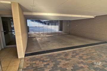 駐車場の出入口（リングシャッター付き）