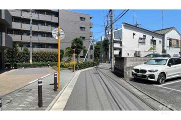 敷地の南側前面道路（西側から）