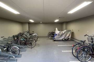 屋内に設けられた駐輪場