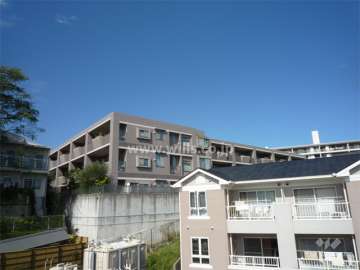雲雀丘花屋敷ガーデンハウスの外観（南東側から）
