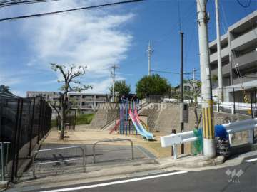 敷地に隣接して公園があります。