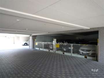 建物1階部分にある駐車場