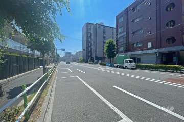 敷地の北側前面道路は市場通りです（東側から）。