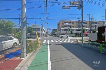 敷地の東側前面道路（南側から）