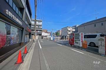 敷地の北側前面道路（西側から）の向かい側にはスーパー『コモディイイダ高島平店』があります。