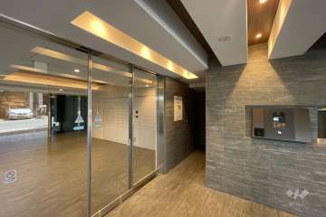 エントランスはオートロック付きです。