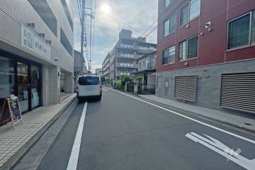 敷地の南側前面道路（東側から）
